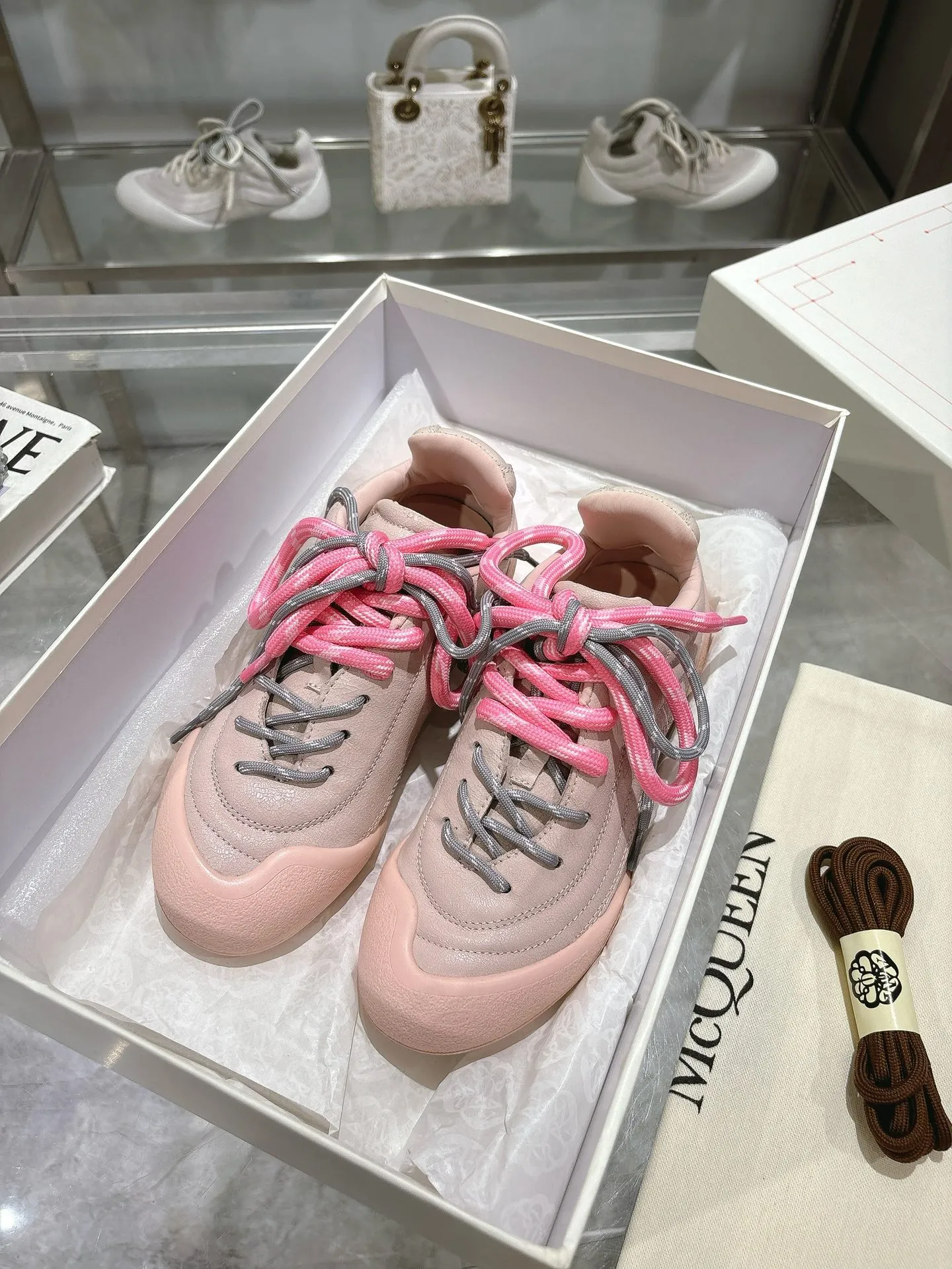 p580💰Couple model 𝐀𝐥𝐞𝐱𝐚𝐧𝐝𝐞𝐫 𝐌𝐜𝐐𝐮𝐞𝐞𝐧#/Alexander McQueen’s latest Flexion series, retro, casual, sneakers, original purchase, development, production, this Flexion Off Low-top sneakers in white grained leather with varying sized laces and an anatomically inspired lightweight segmented sole. The reverse skull pattern is embossed on the heel. Fabric: Original customized imported first-layer cowhide. Lining: Customized imported breathable mesh lining. Sole: Original open-molded non-slip TPU material. Bottom thickness: 2CM. Size: #Female size 35-40 (40 customized, non-refundable) #Men’s code 39-45 (45 customized, non-refundable)
